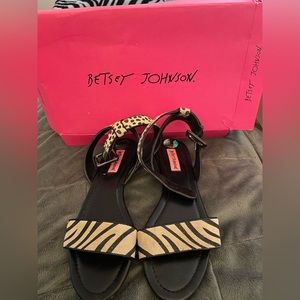Betsey Johnson animal print flat sandals. Size 8.